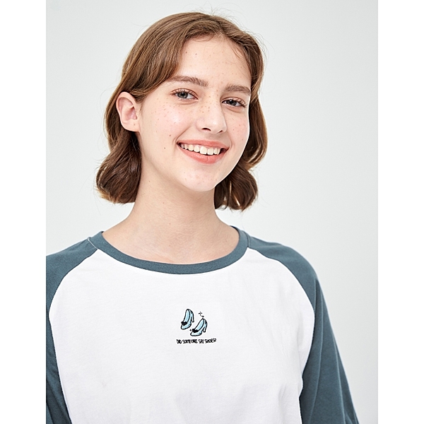 迪士尼經典電影灰姑娘，短版撞色拉克蘭袖上衣，下擺抽繩設計，前胸玻璃鞋電繡，背圖灰姑娘透底印刷