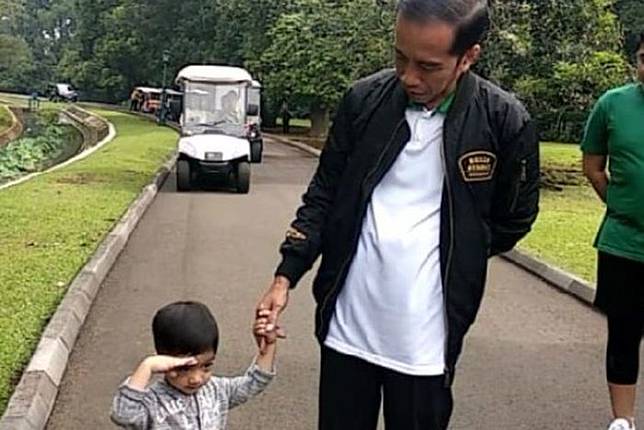 Jan Ethes langsung hormat ketika Jokowi menyanyikan lagi kebangsaan Indonesia Raya.