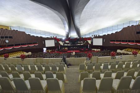 Pekerja menyelesaikan persiapan penyambutan kedatangan Raja Arab Saudi, Raja Salman bin Abdul Aziz di Ruang Rapat Paripurna I, Kompleks Parlemen, Senayan, Jakarta, Senin (27/2). Foto oleh Wahyu Putro/ANTARA