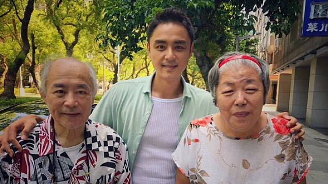 明道陪伴父母一起走過喪子之痛。(圖／翻攝自明道微博)