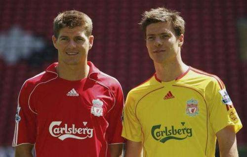 Xabi Alonso (lanan) bersama Gerrard saat masih di Liverpool