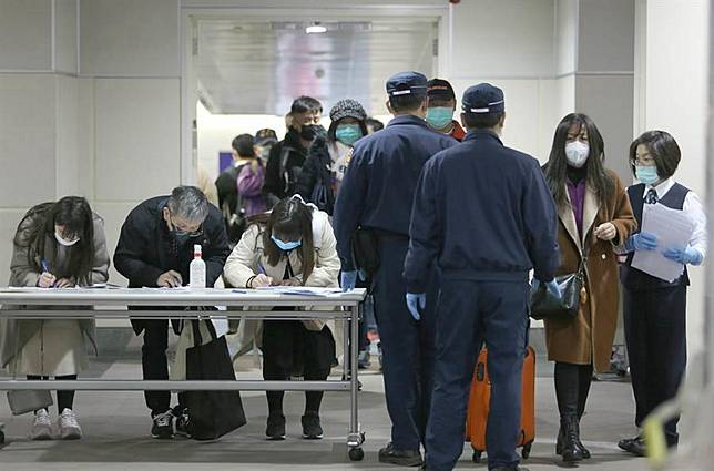 陸客故意朝員警咳嗽　將依傳染病防治法究辦