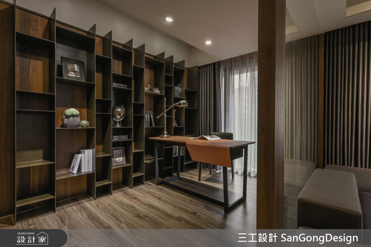 整個牆面的收納規劃，錯落的隔板讓櫃體視覺顯得較為活潑，擺滿書就成了一個蘊含人文氣息的書房。