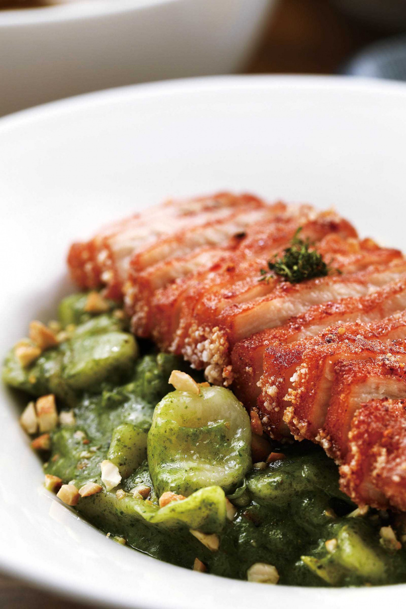 「紅燒肉蕈菇青醬麵疙瘩」是以松阪豬做的紅燒肉結合自製青醬，鹹鮮絕妙。（180元）（圖／于魯光攝）