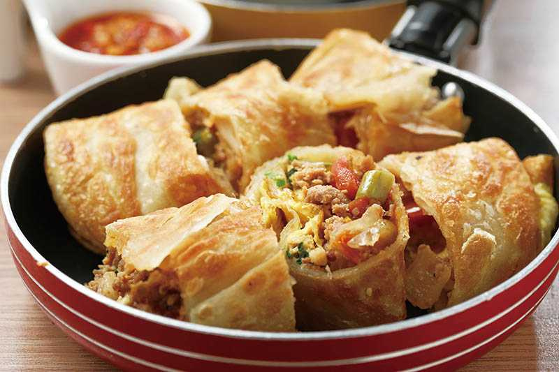 「打拋豬蛋餅」的香酥餅皮裡包著越式打拋豬內餡。（60元）（圖／于魯光）