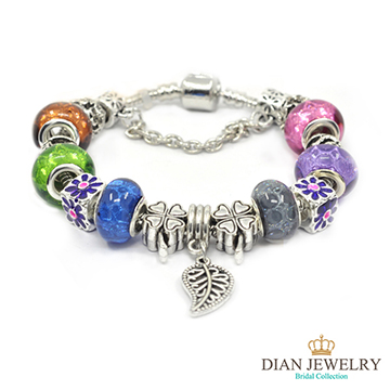 ◆ 產地/來源：香港◆ 墜飾材質：合金、水鑽、鋯石(晶)、塑料◆ 時尚設計，質感優