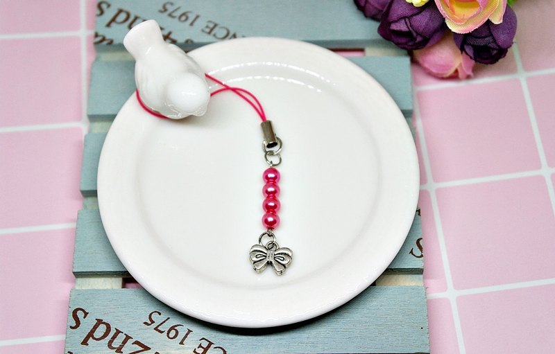 【配件】 ＊仿珍珠/合金銀配件＊ ＊吊飾用配件＊ 【配戴方式】 可以掛在鑰匙圈上➘包包//零錢包上➫任何您想掛的地方❤❤❤❤ ▲合金飾品保養美學▲ －配戴合金電鍍材質的飾品在洗澡//睡覺//泡溫泉//