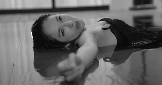 蕭亞軒拍MV「素顏曝光」！　泡水4小時險失溫：累到魂都飛了
