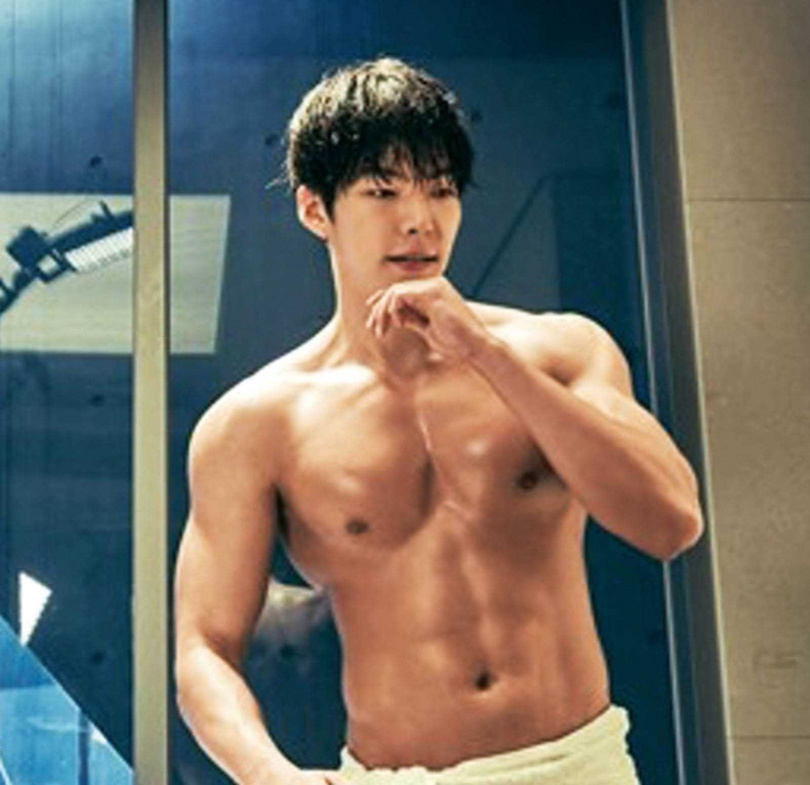 金宇彬和姜丹尼爾肩膀寬大，有著「肩膀流氓」的稱號。（圖／翻攝自網路）