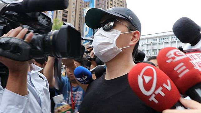 李堉睿警局待3小時律師卻不來 搭捷運走人