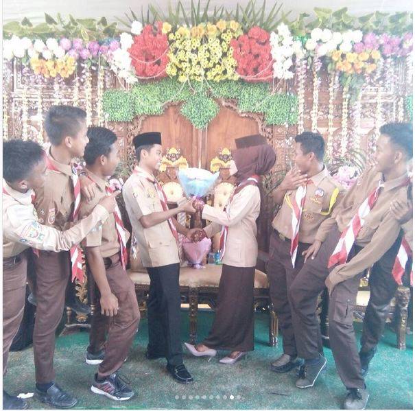 10 Potret Pasangan Menikah dengan Seragam Pramuka, Unik Abis