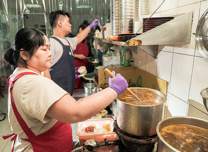 「虱目魚蓋飯」的魚肉是添加了祕製湯頭與豆豉烹煮而成。（圖／張祐銘攝）