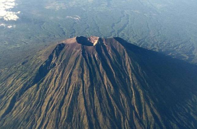 Gunung Agung, Potongan Gunung Mahameru di India yang Jatuh di Tanah Bali saat Diangkat oleh Para 