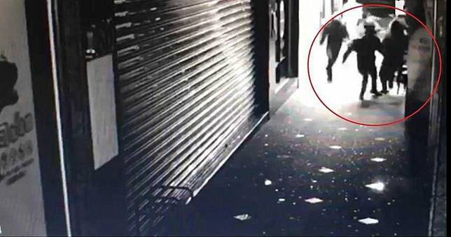 超療癒！5屁孩街頭鳴喇叭惡作劇　下一秒遭惡少修理狂電