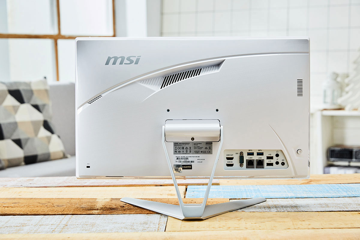 MSI PRO 22XT 機身後側為全白設計，並設計了一道斜向切分的圓弧線條，並整合了散熱孔的設計，帶來了更多視覺上的變化。另外可以看到 MSI PRO 22XT 主要的 I/O 埠也都集中於機身後側的右下角處。