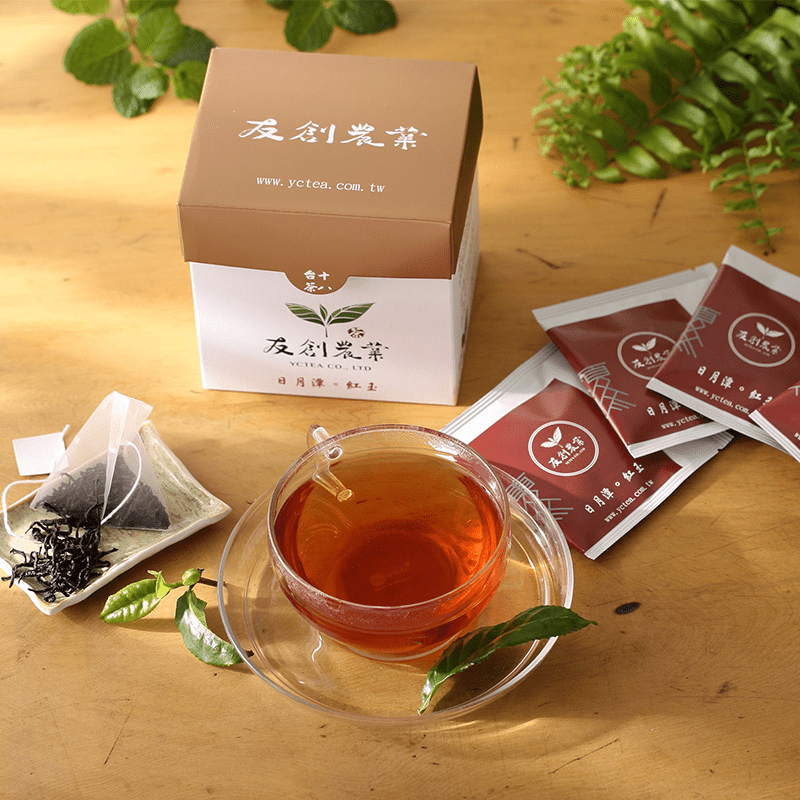米其林ITQi三星獎章茶葉製成，日月潭紅玉紅茶立體茶包，南投魚池鄉自有茶園，讓安心看得見。台灣驕傲無農藥栽培，零農藥檢出。日本原裝材質，三角立體包，讓茶葉完全舒展，極品好茶一喝就知道！