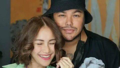Dapat Ciuman Mesra dari Ivan Gunawan, Ayu Ting Ting Takutkan Hal Ini/ Foto: instagram.com