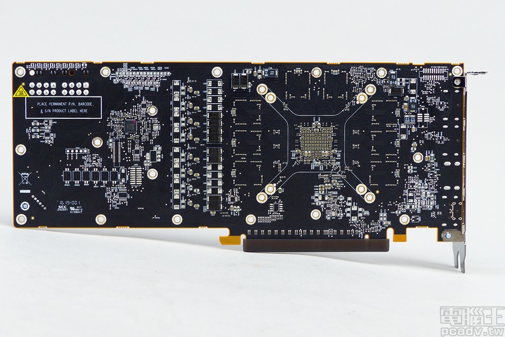 Radeon RX 5700 顯示卡電路板反面。