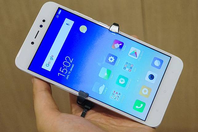 Bagian depan Redmi Note 5A Prime tampak seperti ponsel-ponsel entry level lain dari Xiaomi. Tombol navigasi back, home, dan recent apps berupa softbutton berlabel yang terletak di bawah layar (5,5 inci, 1.280 x 720 piksel).(Oik Yusuf/ KOMPAS.com)