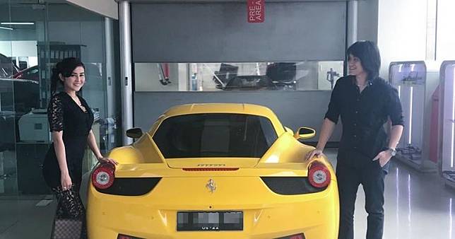 Kevin Aprilio & pacar kompak pamer mobil baru Ferrari, bikin iri