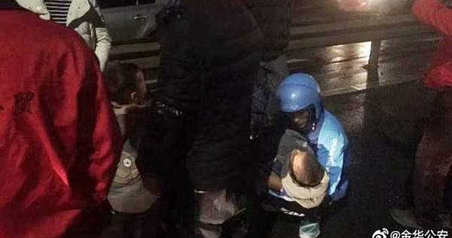 暖心外送員不顧訂單抱起「車禍倒地男童」！4客狠給負評