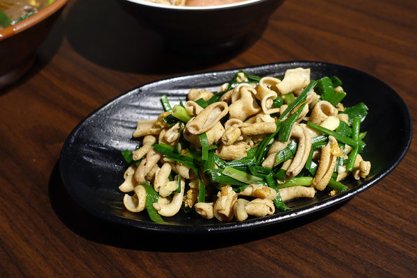 溪尾街美食-鼎街鴨香飯三重溪尾店，三重鴨肉飯，鴨香飯、韭菜鴨腸、炒鴨血，三重好吃鴨肉飯，好吃不貴可外送鴨肉飯