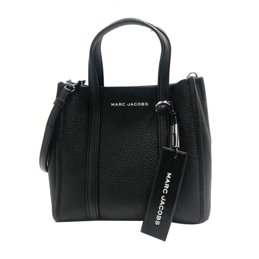 品牌新設計包款附可拆式背帶全黑設計質感提升品牌：MARC JACOBS型號：M0015078 001材質：牛皮尺寸：約 長20x厚11x高23 cm格式：磁扣開合；拉鍊內袋X1可否放置A4：否配件：原