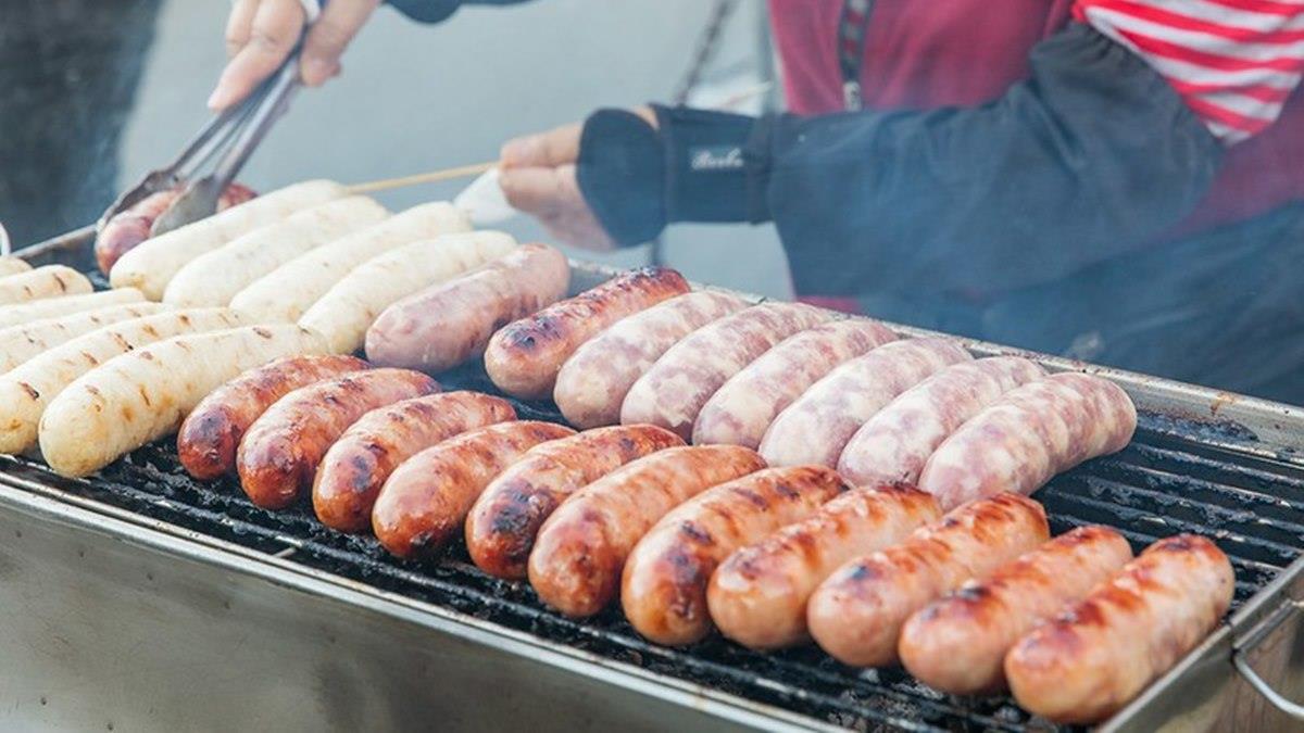 在地傳奇路邊攤！全台６家超人氣烤香腸：廟口超狂香腸瀑布、熟客狂買50條