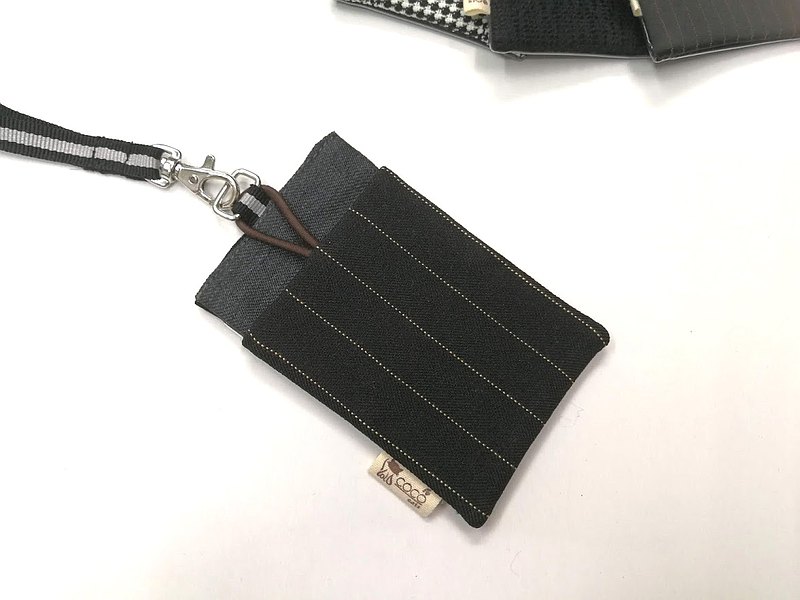 原創手作~限量商品，僅此一件，採用高級時裝布料搭配製作，質感細緻，卡套採雙面收納的設計，正面可放入捷運卡，有鬆緊帶鈎環帶可防止掉出，反面採透明片設計，便於收納識別證，搭配活動扣環頸帶。