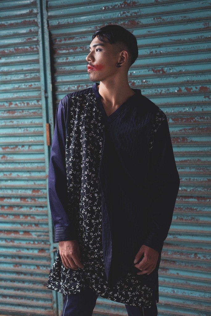 材質說明: 主要黑色襯衫布為棉質，深紫條紋配布為棉質，蕾絲為聚酯纖維，袖子部分為彈性棉材質 凌晨時分，沿著回家的街道走著走著，不知何時，夜風開始漫起了肉腥味，發現是屠宰場忙著送肉到市場肉舖，不禁駐足，