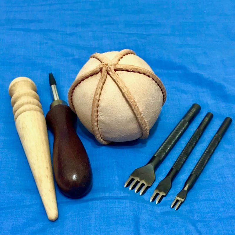 以**精湛的手藝、手作的精神，一針一線手工縫製**的圓圓皮球，是為好動又愛玩的毛小孩全新設計的一款**球體**形狀的真皮玩具。耐咬、天然無毒的圓圓皮球使用真皮製成，具有皮革製品優越的特性，不易滋生細菌