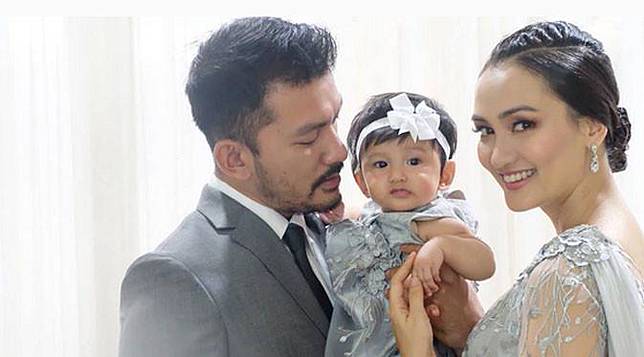 [Bintang] Keluarga Rio Dewanto-Atiqah Hasiholan