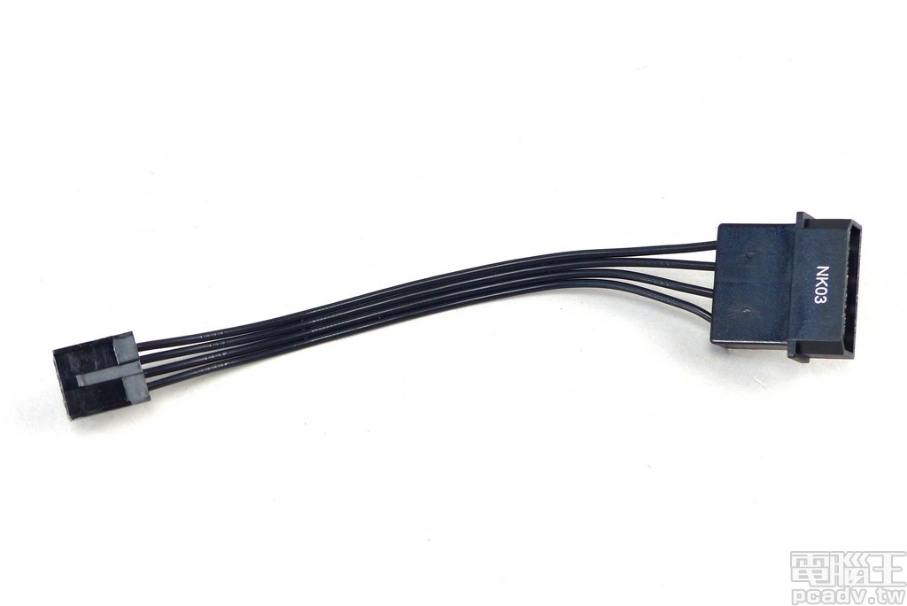 Berg 4pin 則由 Molex 4pin 轉接線提供 1 個插頭
