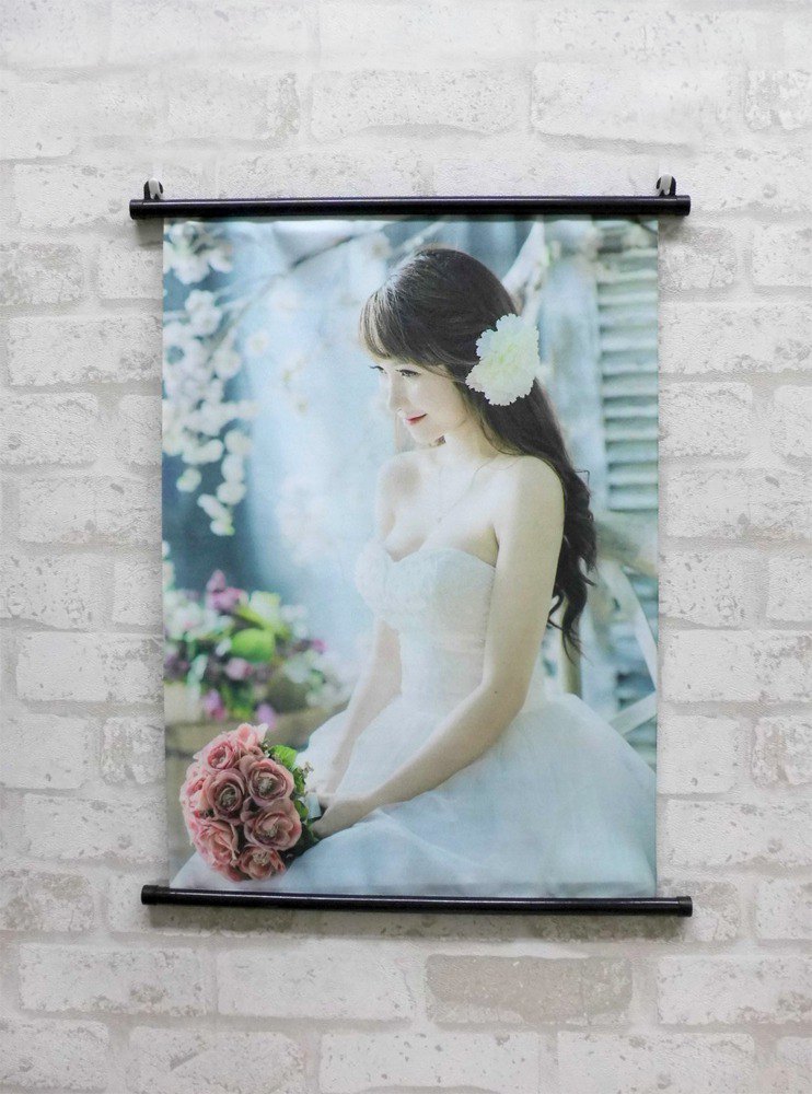 ★布料：緞面布／油畫布／珠光布 ★掛軸：附掛勾黑色塑膠掛軸。 ★熱轉印工藝，印刷精美清晰，永不掉色。 ★自用、送禮、分享喜悅超適合。 ★動漫同人創作周邊熱賣款。 ★傳圖資訊請看最後一張。