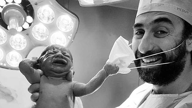 Bayi Menarik Masker Dokter