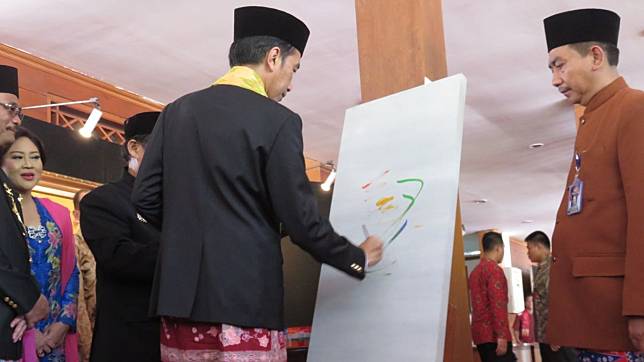 Melihat Aksi Jokowi Melukis di Acara Lebaran Betawi