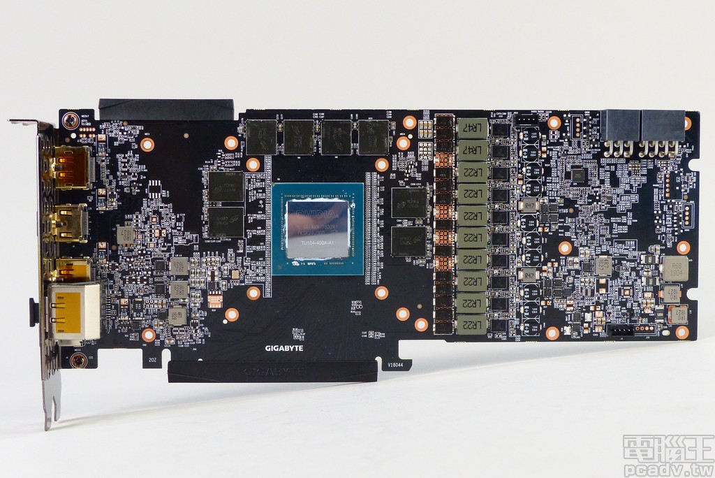 電路板正面照，中央為 TU104-400A 晶片，被 8 顆 GDDR6 記憶體體圍繞。右方為繪圖核心與記憶體主要供電，左方則為 PEX 和 Vpp 等耗電量較小的供電電路