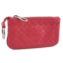 ◎九成新展示品-半價出清|◎|◎品牌:BOTTEGAVENETA/BV品牌定位:國際精品款式:零錢包適用性別:女生尺寸-長x寬x高:長度13x寬度7公分x厚度1.5公分外部材質:牛皮顏色:粉紅色系開口