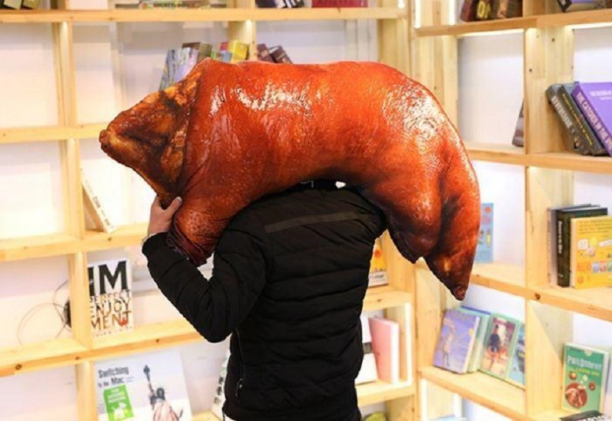 【50CM豬蹄靠墊】生日禮物 聖誕禮物 趴睡 坐睡 靠枕 靠墊 辦公室 小幫手 仿真 U型枕 靠枕