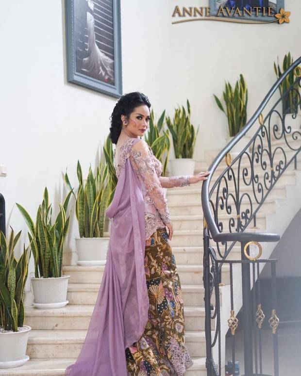 Kebaya Krisdayanti/instagram/anneavantieheart