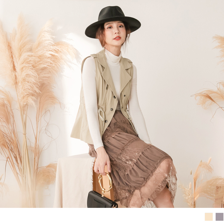 採用高含棉面料，打造柔軟親膚的呵護觸感， 純色背心款式，讓妳輕鬆穿出多層次造型變化， 腰部抽繩設計，輕鬆調整腰圍展現迷人好身材， 修身版型加上拉鍊壓釦細節，質感立即上升！ 此款2色背心外套，適合優雅O