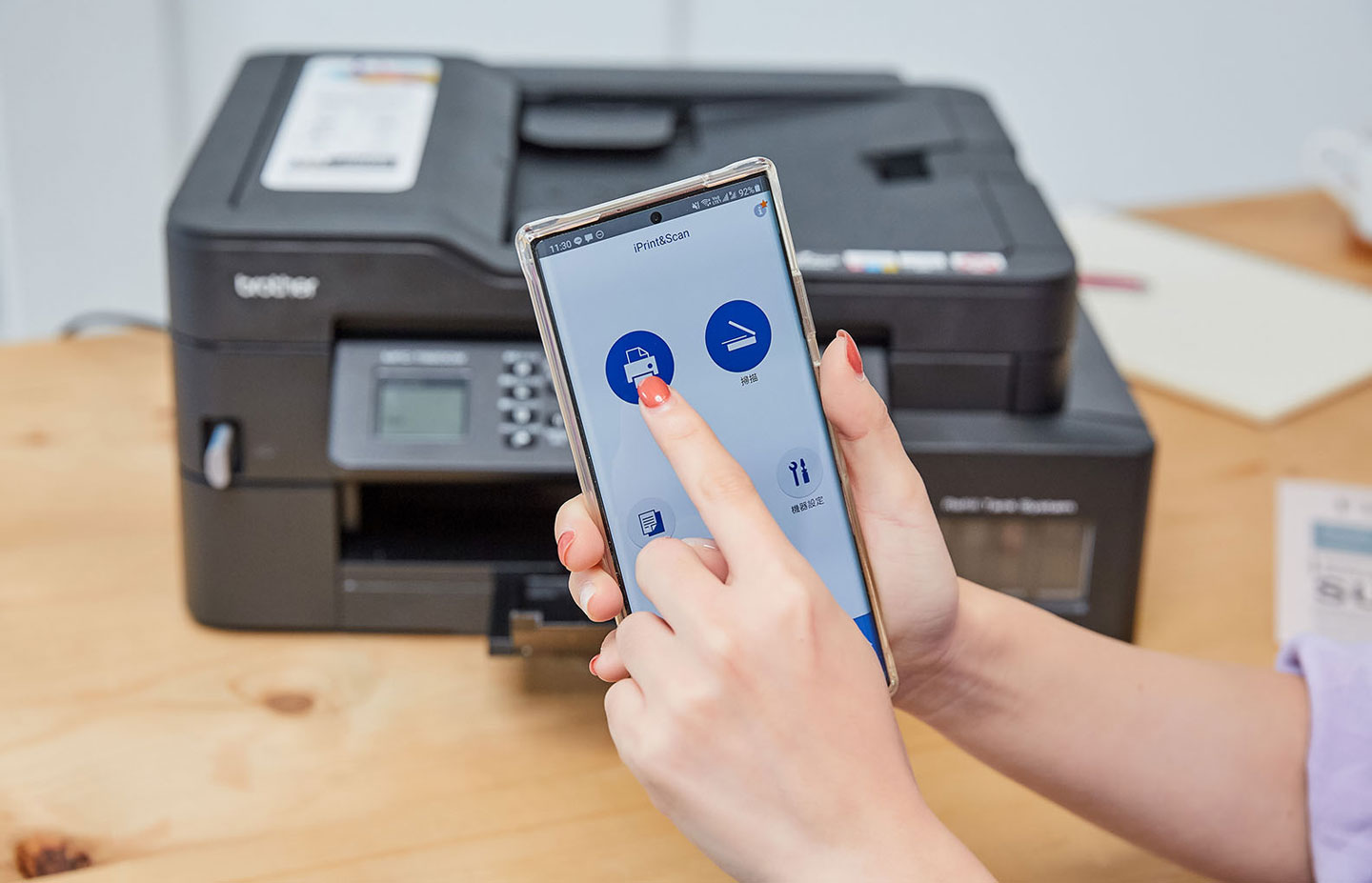 在手機端我們也能透過 Brother iPrint&Scan 這款應用程式，來進行 MFC-T920DW 各項功能的行操控。