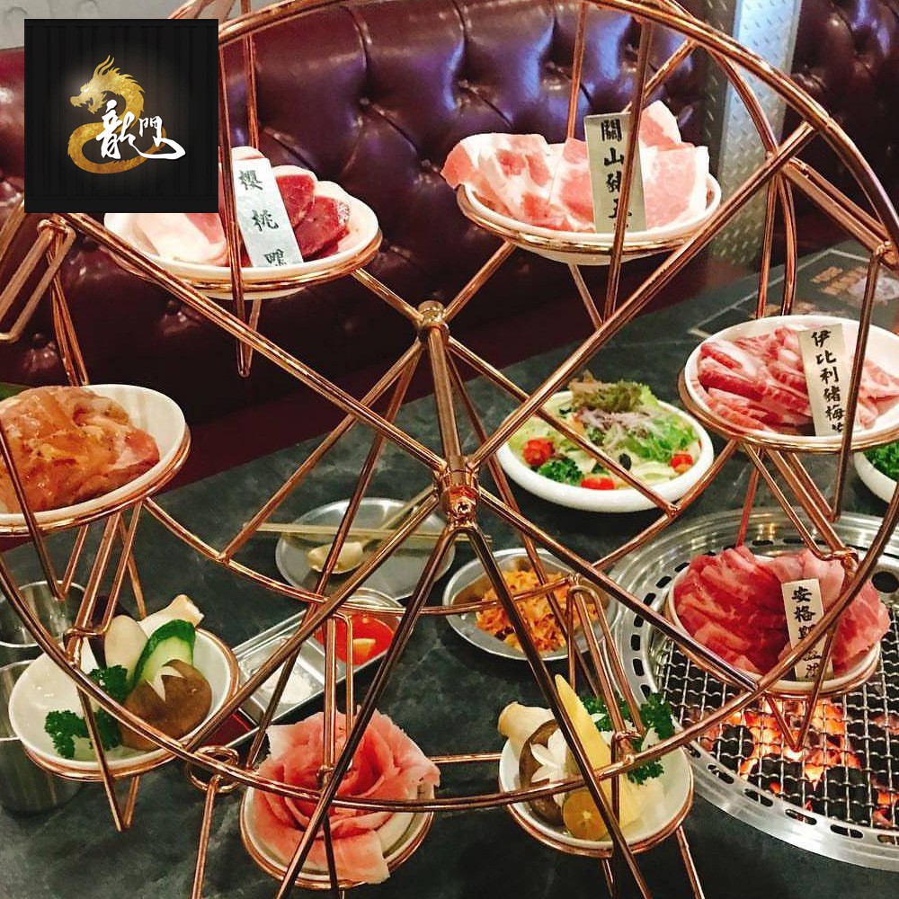 2.套餐內容：開胃菜(三種無限使用小菜)、沙拉(和風、凱薩、胡麻)三種擇一、米飯、肉品(關山金鑽豬五花、伊比利豬梅花、櫻桃鴨胸、黃金六兩松阪豬、蔥鹽雞腿肉丁每種肉品80g)、海鮮悶鍋(雪濃湯、韓式松坂