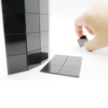 • 磁鐵厚度：1.5mm 有別於市售的薄厚度，特別挑選，讓小小片吸力更好• 每片已軋型2.5x2.5cm小pcs，不用在自行切割，就可以輕鬆拿取• 一面已背好膠，離形紙撕開即可貼於被貼物及吸附於鐵材上