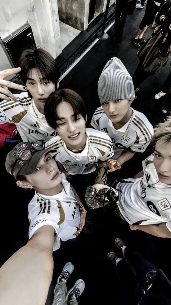 ตลาดนัด K - pop  ซื้อขายผ่านการแอดมินกลุ่ม