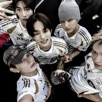 ตลาดนัด K - pop  ซื้อขายผ่านการแอดมินกลุ่ม