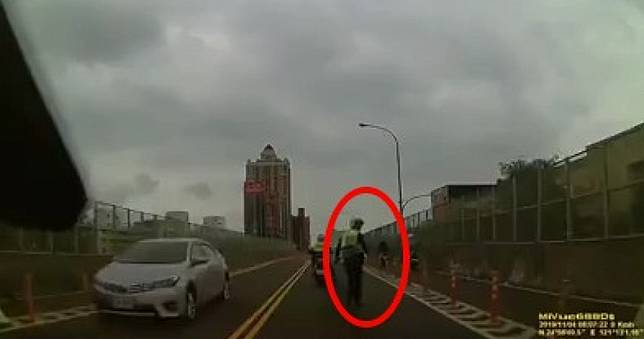 你累了嗎？   處裡事故結束員警被「丟包」現場