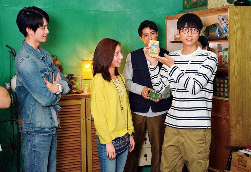 片中飾演占卜社社長的陳妤，喜歡以塔羅牌預測運勢。（圖／華映娛樂提供）