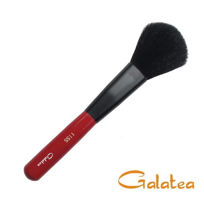 想要有超完美的臉蛋，化妝可不能只單單依賴手指頭囉！善用彩妝工具能輕鬆達到快狠準畫出完美的彩妝，所以刷具日漸取代雙手成為愛美女性的必備品 Galatea葛拉蒂靚顏短柄系列~11SS密粉刷羊毛製成， 採用