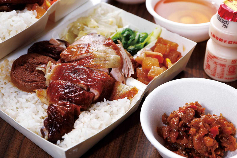 自家配方醃製再煙燻的雞腿，帶有獨特香氣，入口後齒頰留香。（燻雞腿飯80元）（圖／于魯光攝）